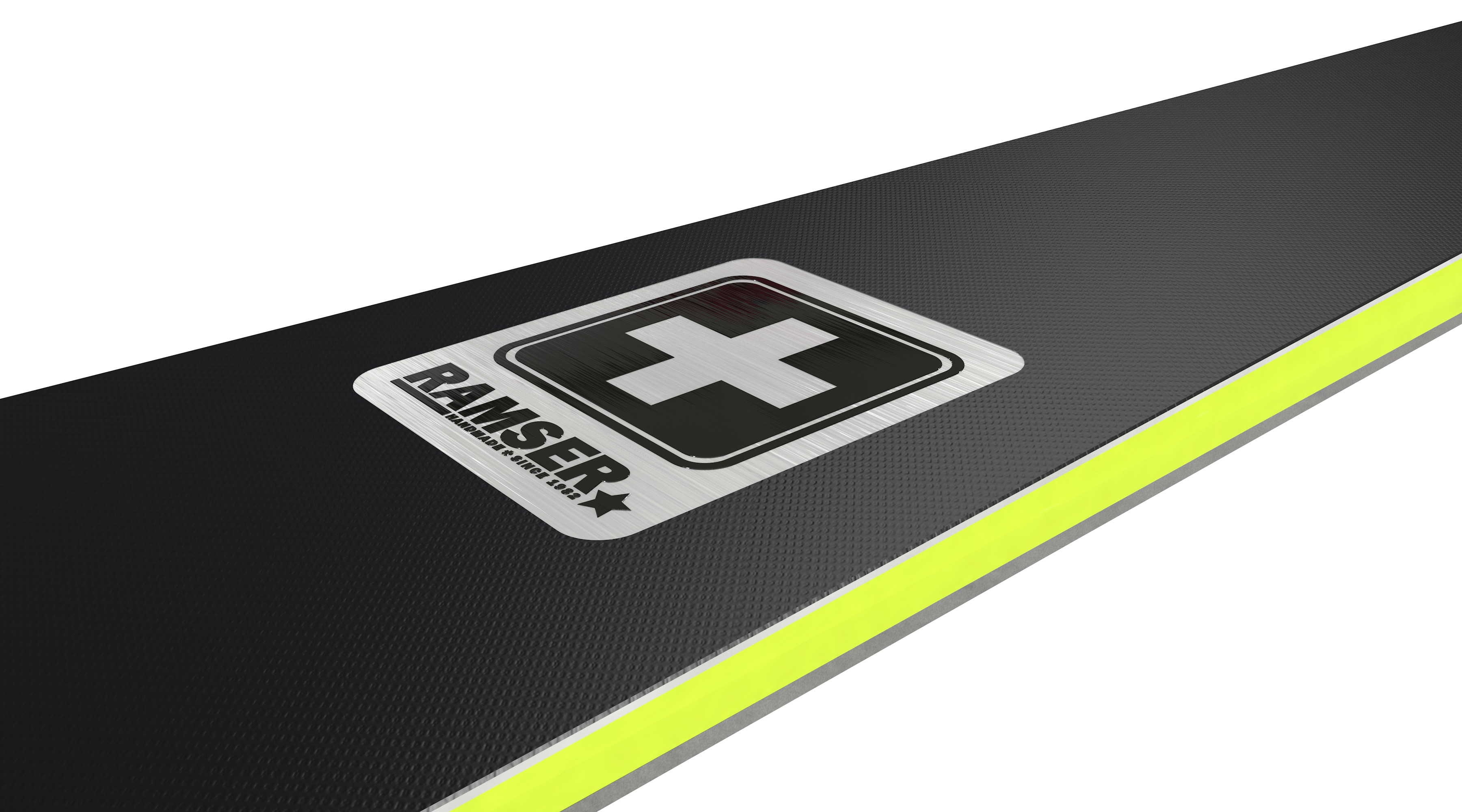 Ramser Yellow Skis Detail Detailansicht eines Ramser Yellow Skis mit Logo und gelbem Streifen auf schwarzem Untergrund.