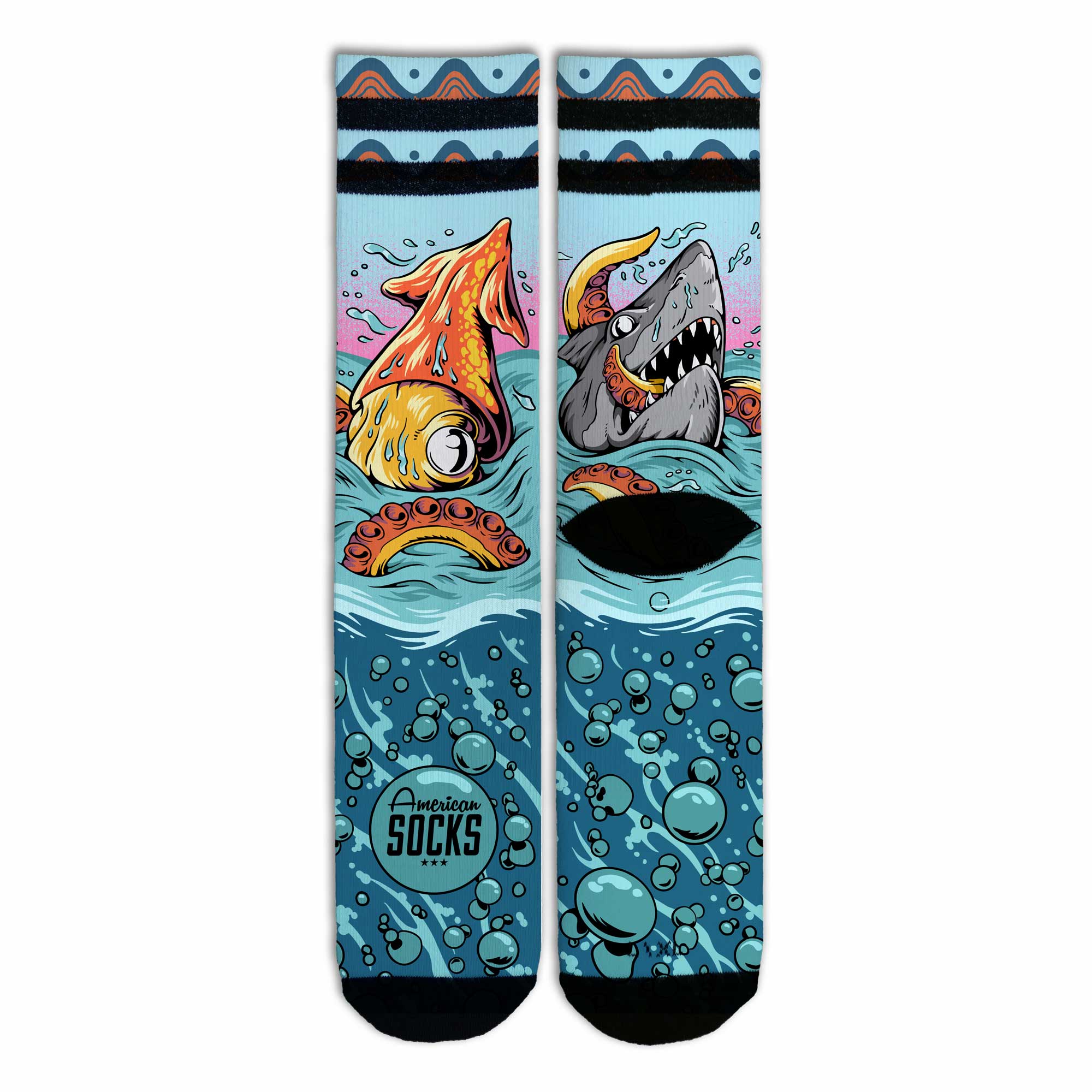 Chaussettes poulpe & requin Paire de chaussettes Mid High avec motif de pieuvre, de requin et de bulles sur fond bleu clair.