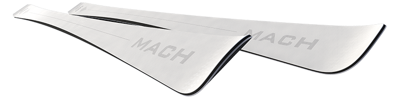 Weiße Ski mit Aufdruck Zwei weiße Ski, perspektivisch dargestellt, mit Aufdruck "MACH" auf der Oberfläche.
