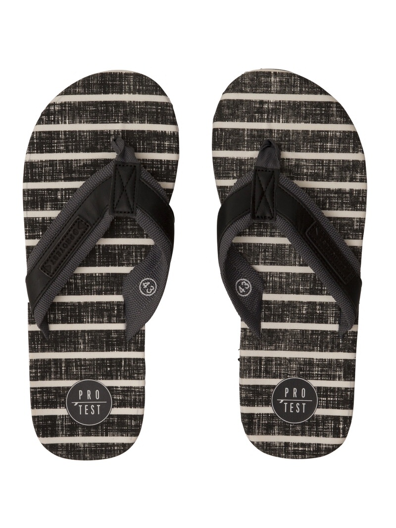 Zwei Protest Jaxson Flip Flops in Schwarz-Weiß gestreift, mit grauen Riemen und dem Protest-Logo.