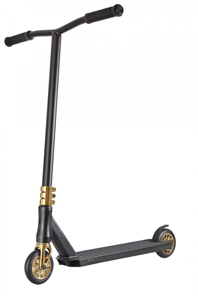 Schwarzer Chilli Pro Scooter Reaper Crown mit goldenen Akzenten, seitliche Ansicht auf weißem Hintergrund.