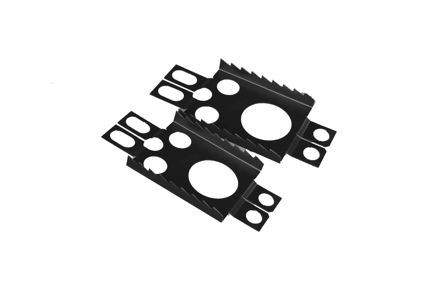 Zwei schwarze Crossblades Harscheisen mit Zacken und Aussparungen liegen diagonal auf weißem Grund.