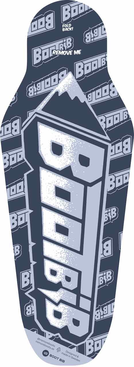 Blaues Boot-Bib mit "Boot Bib"-Schriftzug und Bergmotiv. Muster aus "Boot Bib"-Logos im Hintergrund. Das Produkt kommt aus Schweden.