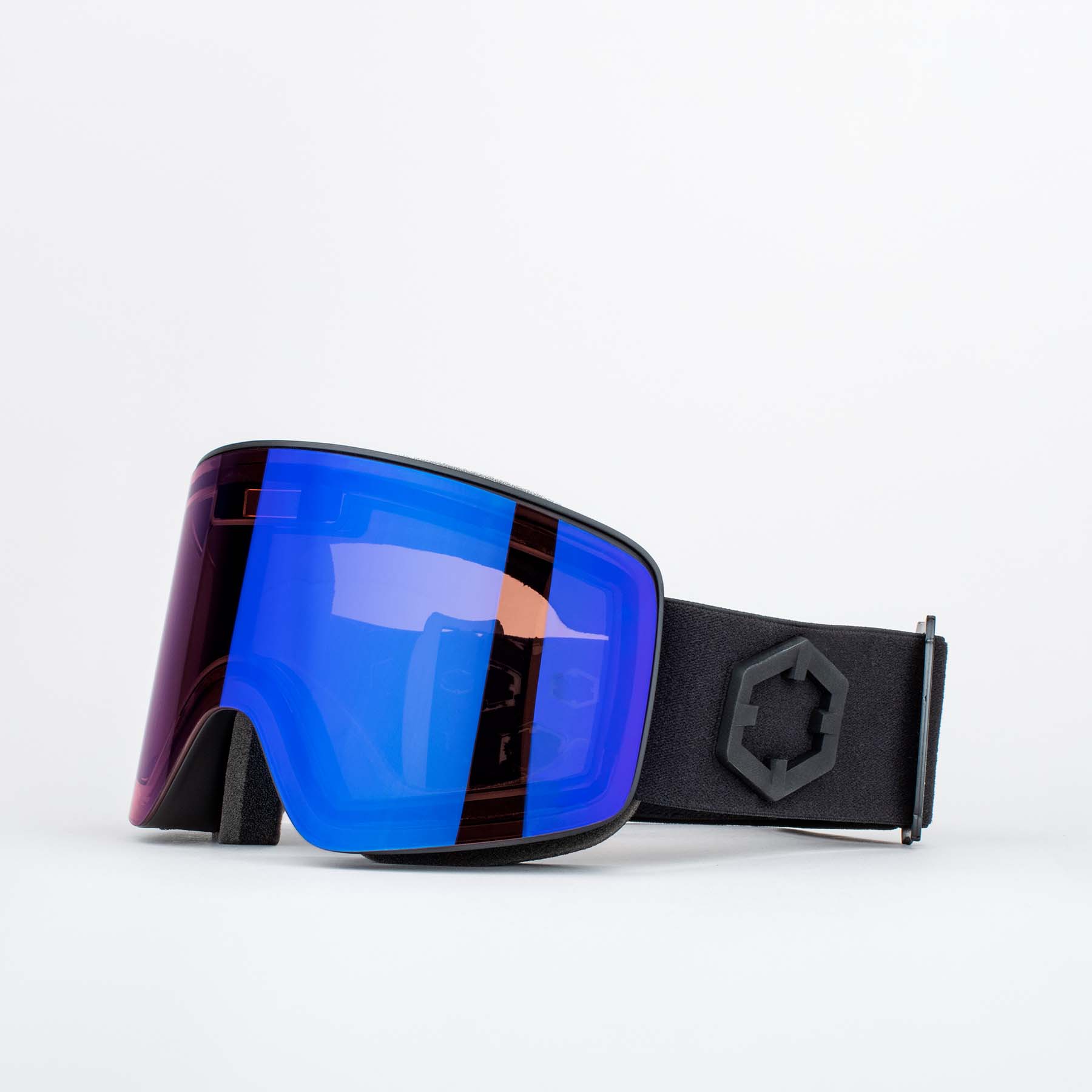Outof Electra 2 Skibrille mit Irid Blue Glas. Frontalansicht mit schwarzem Band auf weißem Hintergrund.