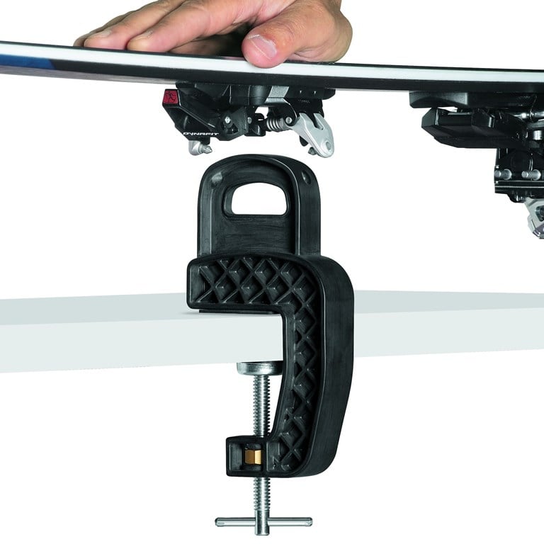 Toko Express Ski Vise Toko Express BC Ski Vise hält einen Ski mit Tech-Bindung auf einer Tischplatte.