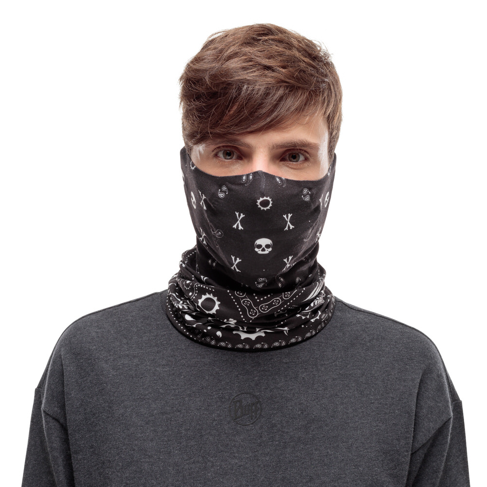 Schwarzer Buff mit Totenkopf Mann mit schwarzem Buff Filter Tube, Totenkopfmuster, bedeckt Nase und Mund.