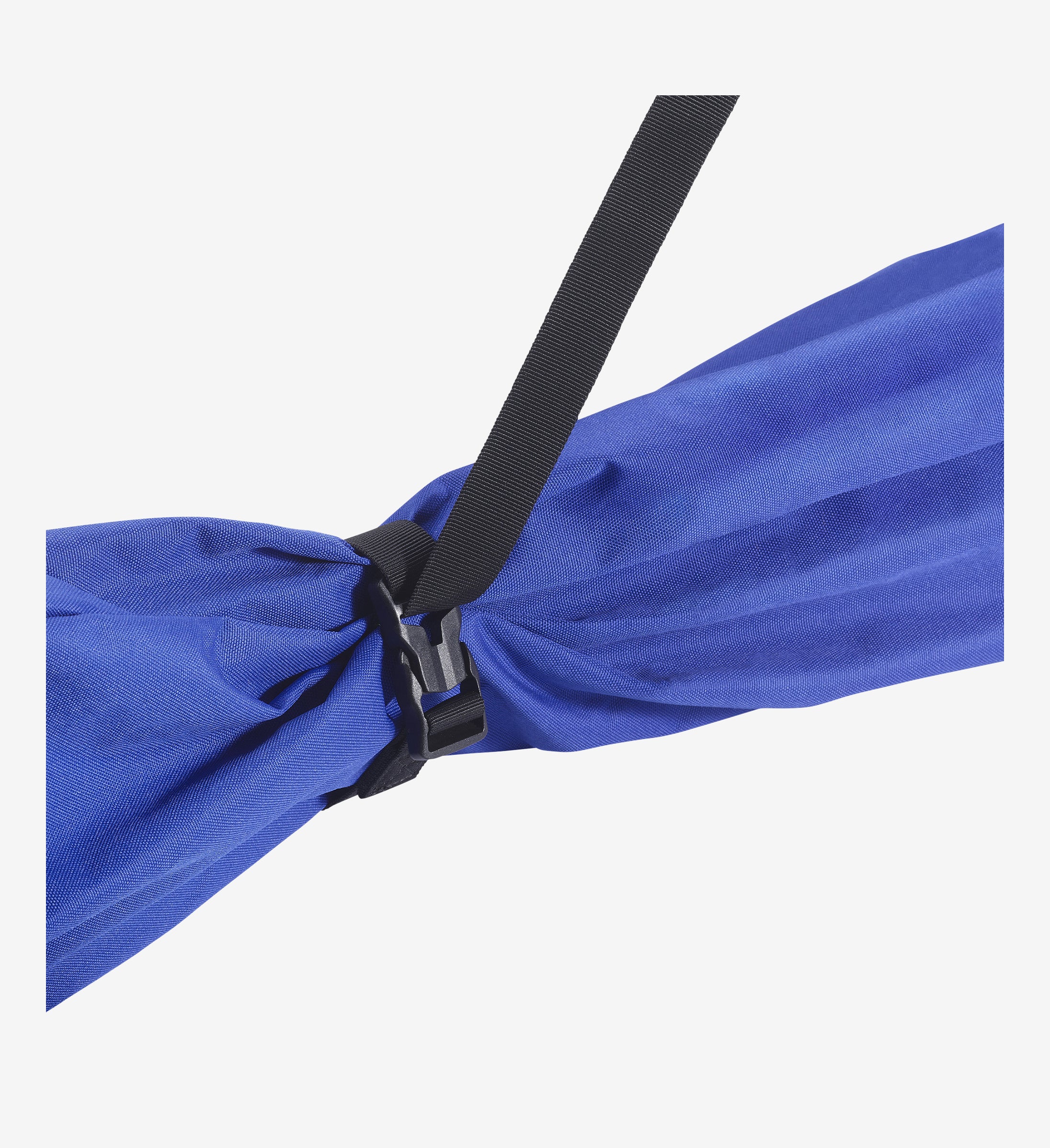Nahaufnahme Skisack: blaues Gewebe, schwarzer Gurt und Schnalle. Detail der Befestigung am Skisack.