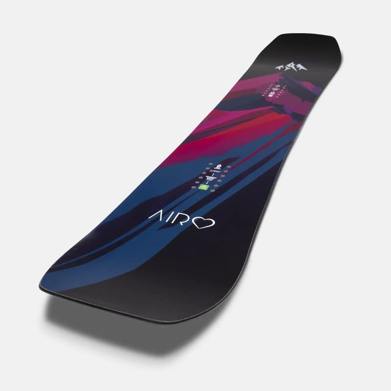 Jones Airheart 2.0 Snowboard Snowboard Jones Airheart 2.0 mit abstraktem, farbenfrohem Design in Blau, Rot und Schwarz.