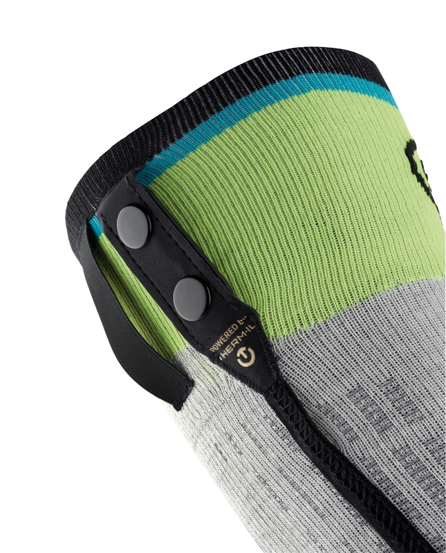 Sidas Ski Heat S.E.T. Socke Detailaufnahme einer Sidas Ski Heat Race S.E.T. Socke in Grau und Grün mit Knopfverschluss.
