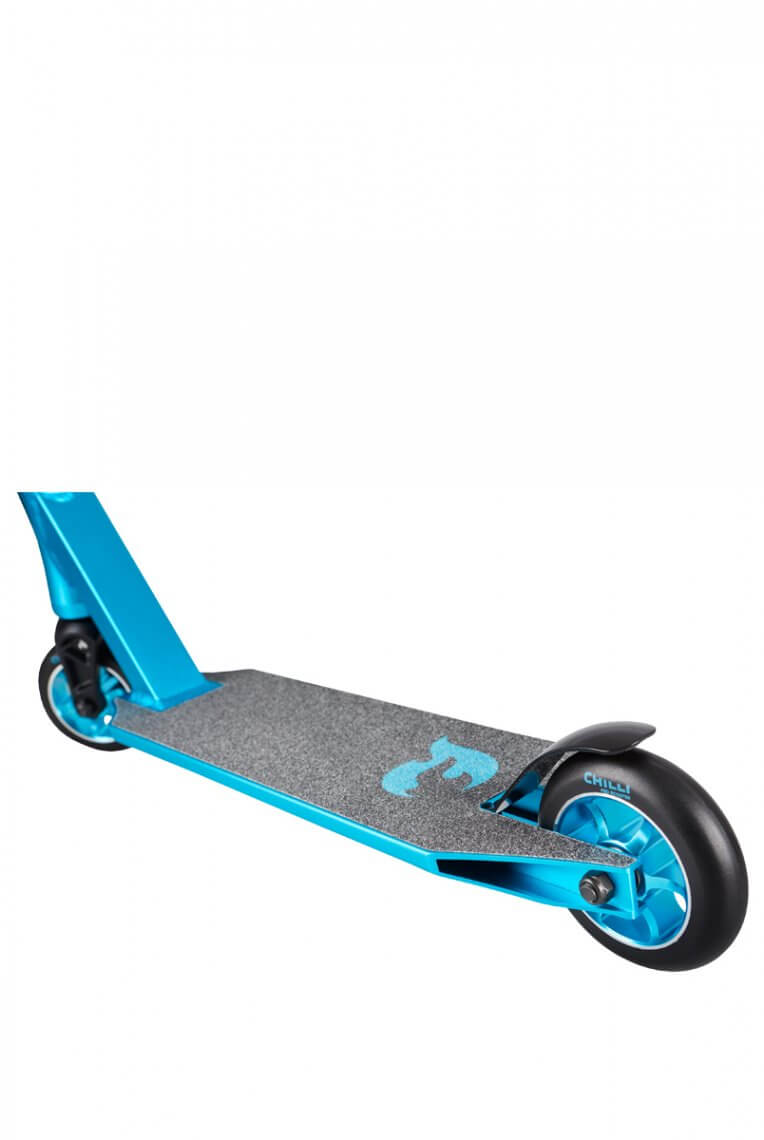 Blau-schwarzer Chilli Pro Scooter 3000 von hinten, mit Deck, Rädern und Chilli Logo.