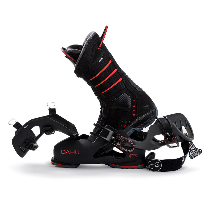 Dahu Ecorce 01X Skischuh Dahu Ecorce 01X Skischuh in Schwarz-Rot, offen mit separatem Innenschuh und Verschlüssen.