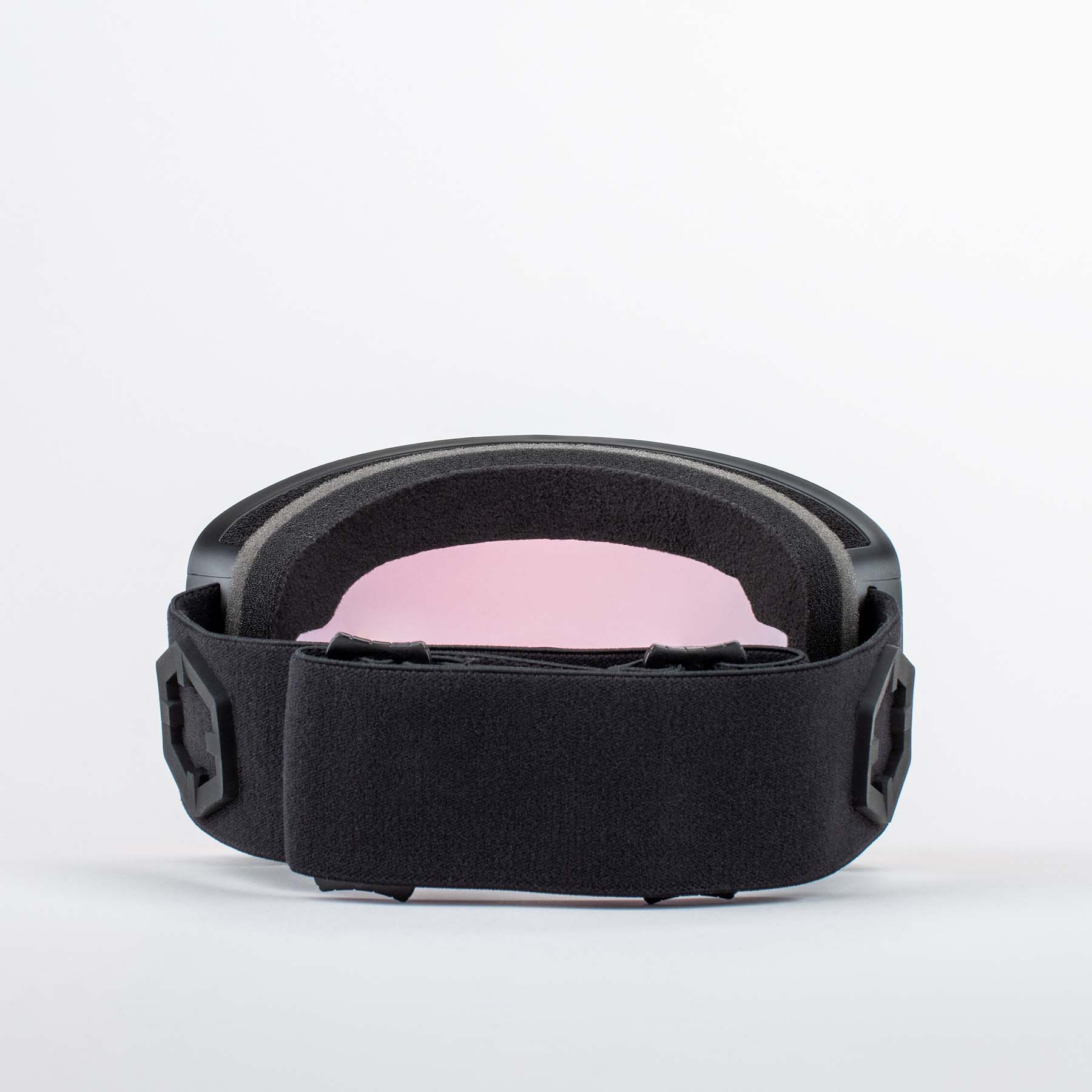 Schwarze Outof Electra 2 Skibrille von hinten mit roter Irid Linse und breitem, verstellbarem Kopfband.