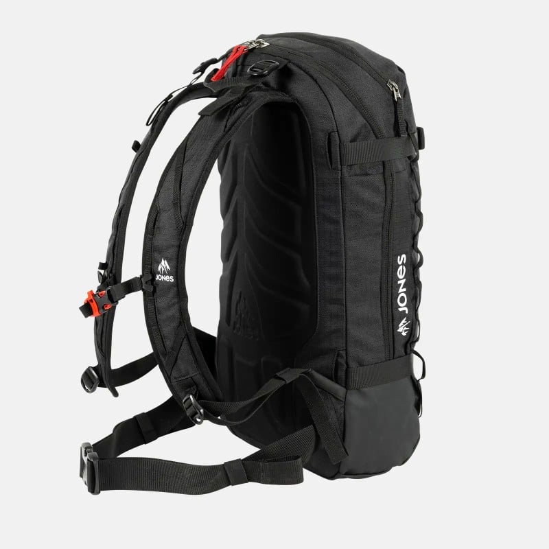 Sac à dos Deeper noir Sac à dos noir Jones Deeper 19L vu de côté avec bretelles et panneau dorsal. Logo de la marque visible.
