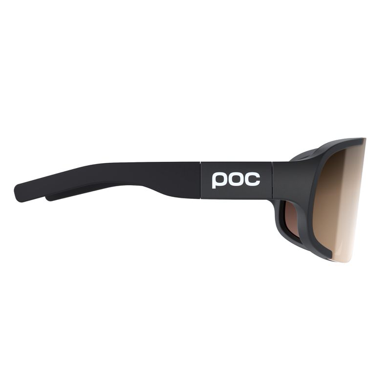 Schwarze POC Aspire Brille mit Gold-verspiegelten Gläsern, Seitenansicht, Bügel mit POC-Logo.