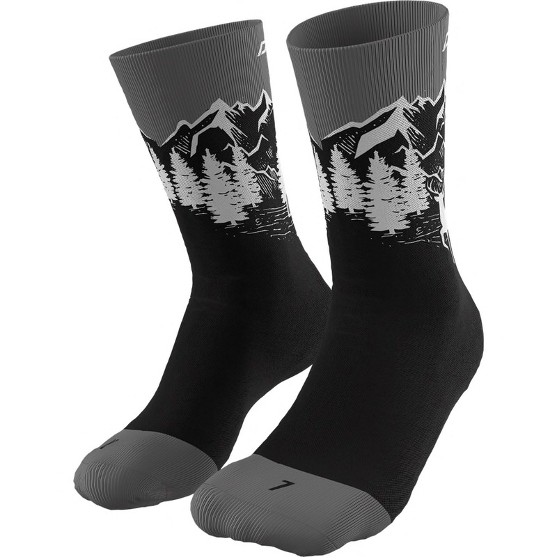 Zwei Dynafit Stay Fast SK Socken in Schwarz-Grau mit Berg- und Waldmotiv.
