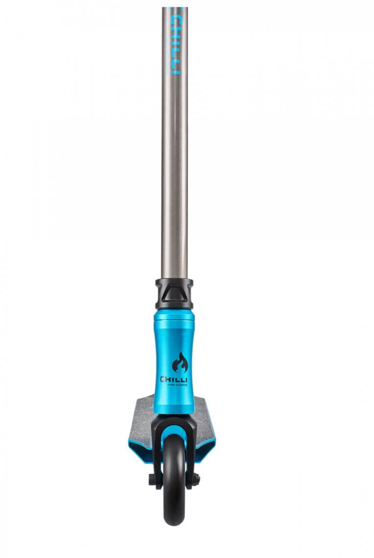 Nahaufnahme eines Chilli Pro Scooter 3000 in Blau/Schwarz von vorne. Lenker silberfarben, blaue Details und schwarzes Vorderrad.