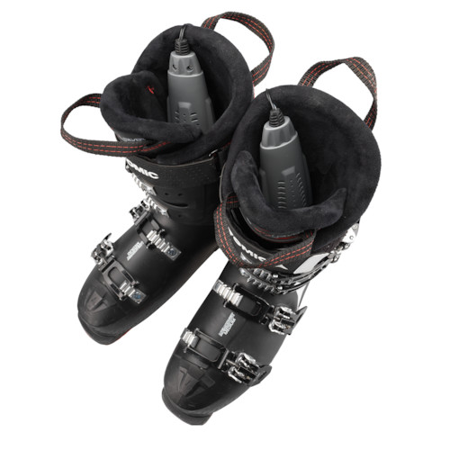 Chaussures de ski avec séchoir Deux chaussures de ski noires, dans chaque chaussure un séchoir à chaussures MicroDry 2 gris.