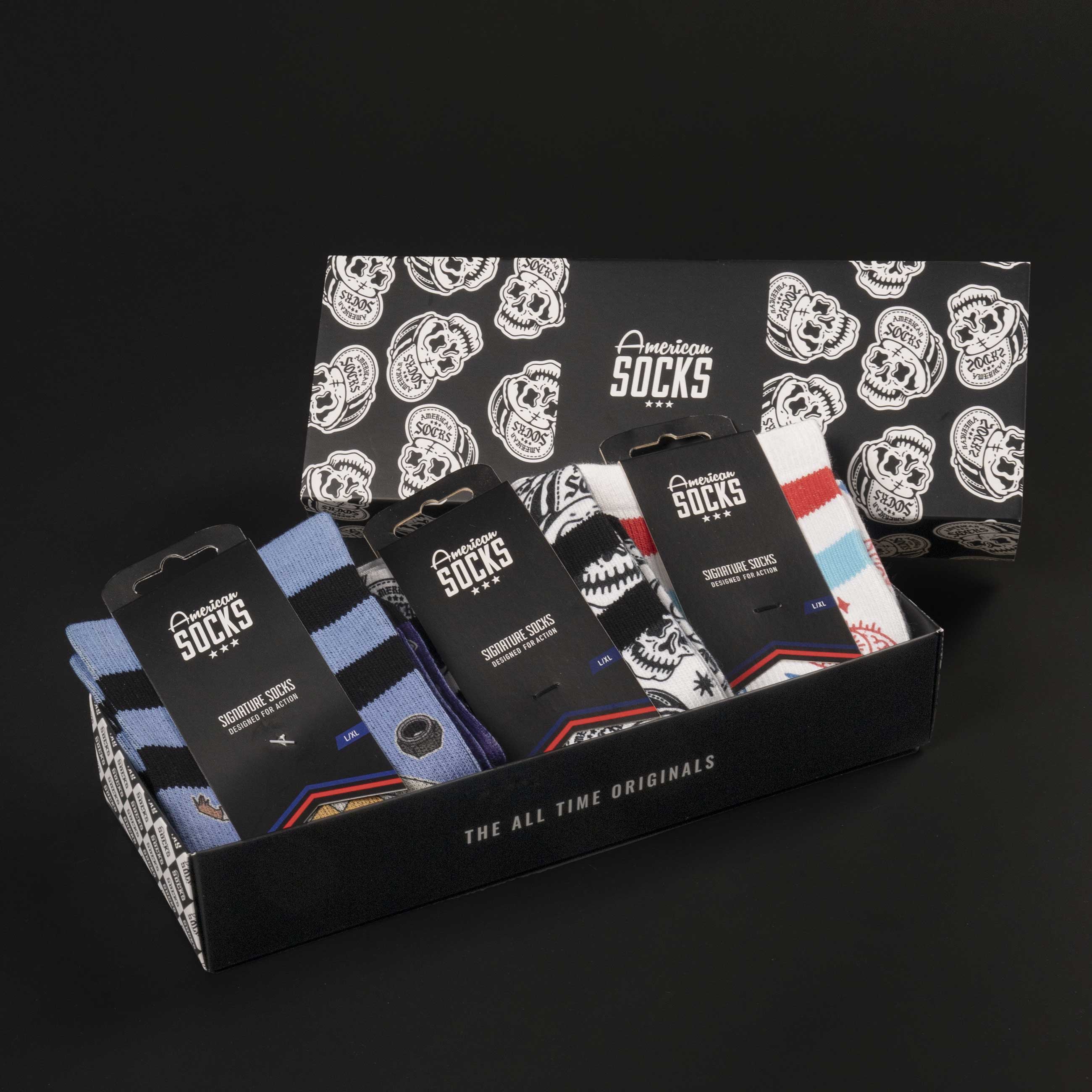 Boîte cadeau de chaussettes de skate Coffret cadeau Skater Socks contenant quatre paires de chaussettes dans une boîte ouverte.