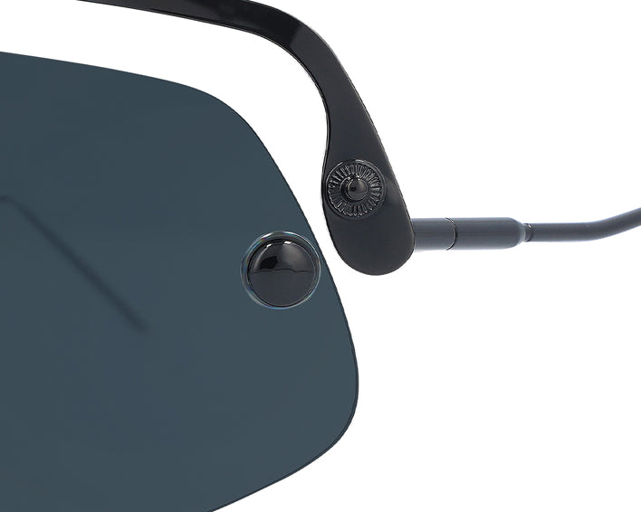 Gros plan sur des lunettes de soleil noires polarisées "The Exec", focus sur le verre, les branches et les détails.