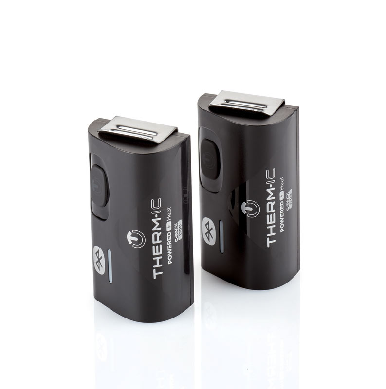 Zwei schwarze Therm-ic C-Pack 1700 B Akkus mit Bluetooth-Symbol und Metallschnalle stehen auf einem weißen Untergrund.