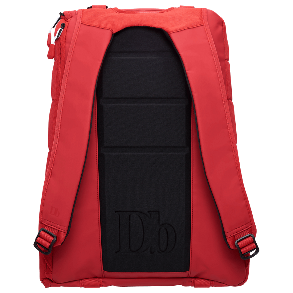 Vue arrière du sac à dos rouge Douchebags The Base 15L avec rembourrages et bretelles noirs.