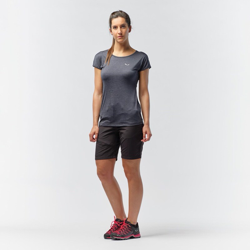 Frau trägt Salewa Dry'Ton T-Shirt in Navy Melange mit Shorts und Wanderschuhen.