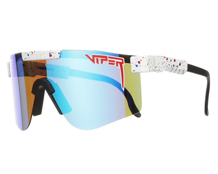Polarisierte Sonnenbrille mit breitem, buntem Rahmen und bläulich schimmernden Gläsern.