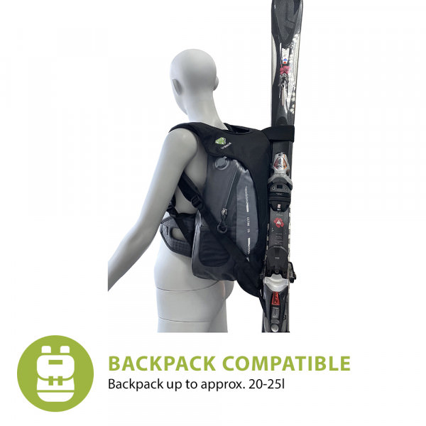Skiback Trägersystem Mannequin trägt Skiback, ein System zum Tragen von Skiern auf dem Rücken. Die Skier sind mit Klettverschluss befestigt.