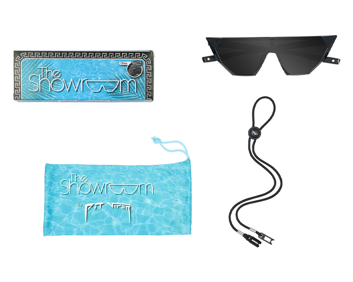 Lunettes de soleil en onyx avec étui, chiffon de nettoyage pour lunettes et cordon pour lunettes sur un fond blanc.