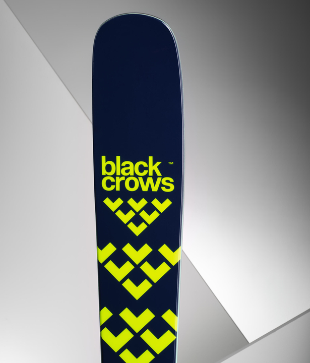 Schwarze Crows Atris Ski Ski Black Crows Atris: Dunkelblauer Ski mit gelbem Black Crows Logo.