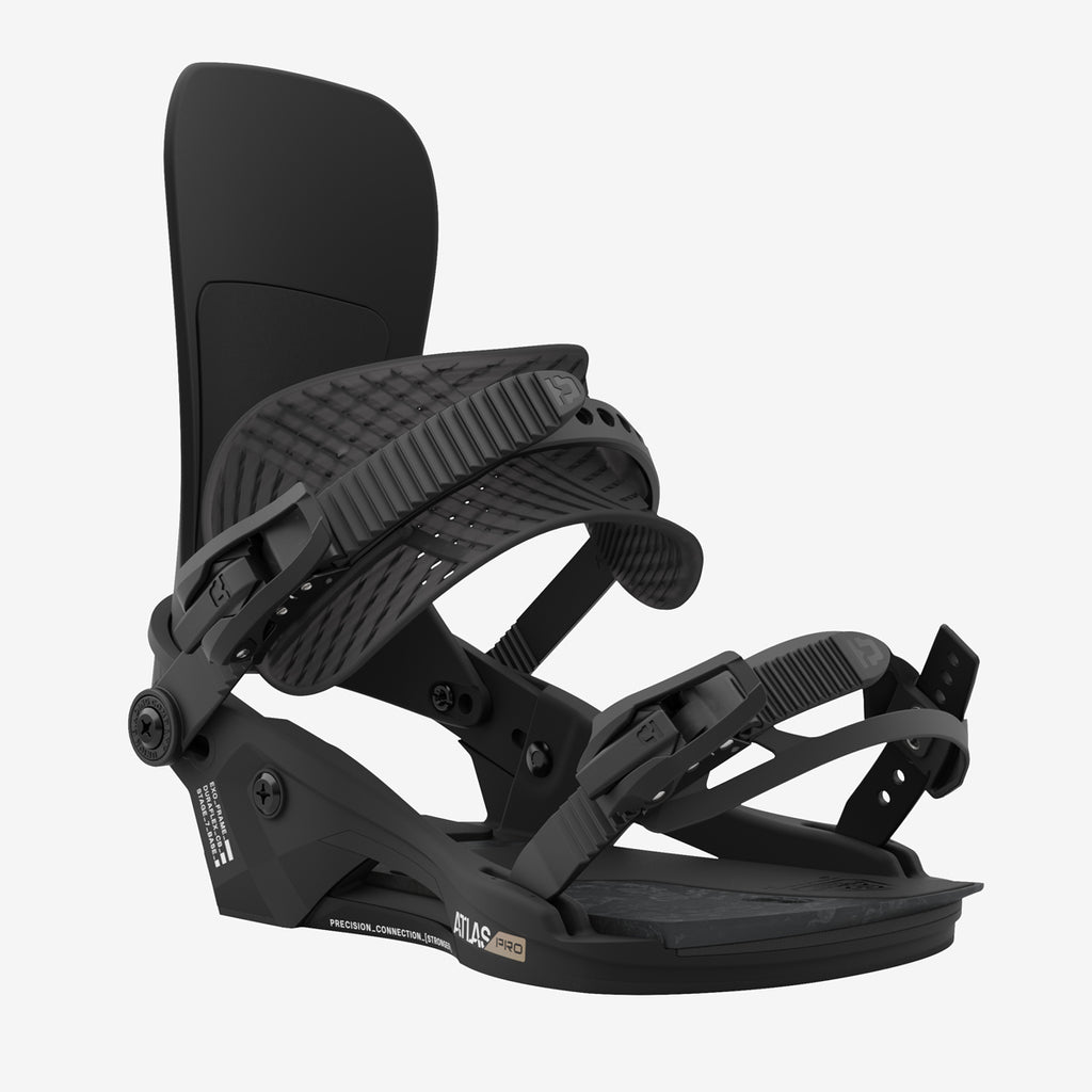 Schwarze Snowboardbindung Schwarze Union Atlas Pro Snowboardbindung, Frontansicht, mit Fersenbügel, Knöchel- und Zehenriemen vor weißem Hintergrund.