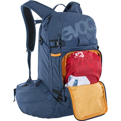 Blauer Evoc Line Pro 20L Rucksack, offenes Fach mit rotem Kleidungsstück.