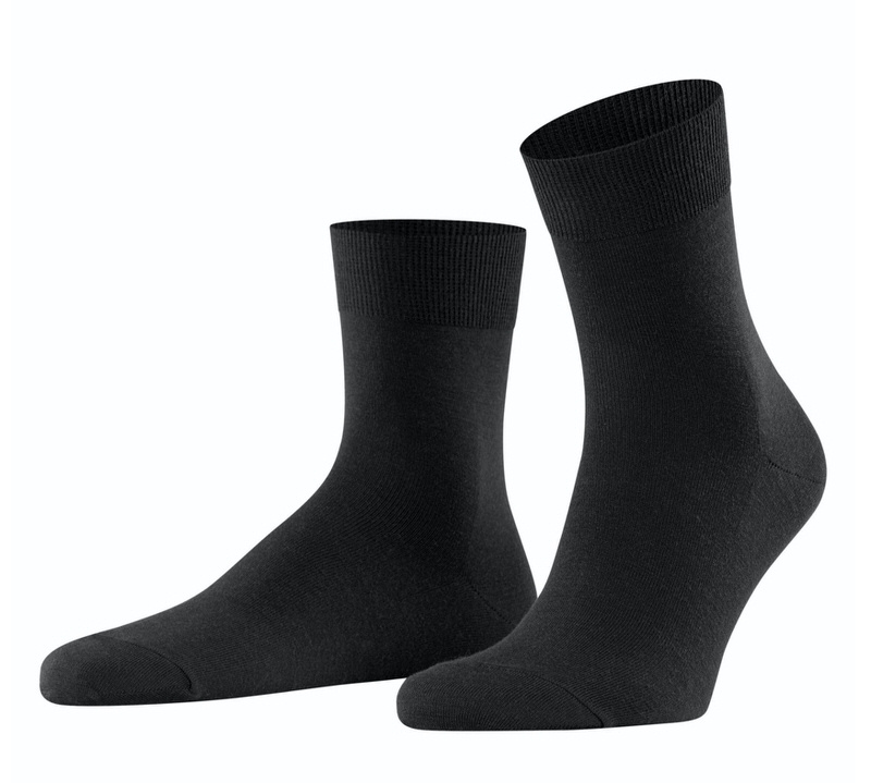 Zwei schwarze Herren Socken, eine stehend, die andere liegend, beide mit geripptem Bündchen.