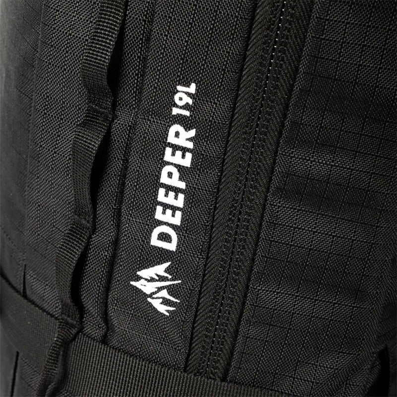 Sac à dos noir Jones Détail : Sac à dos noir Jones Deeper 19L, logo avec montagne stylisée et fermeture éclair.