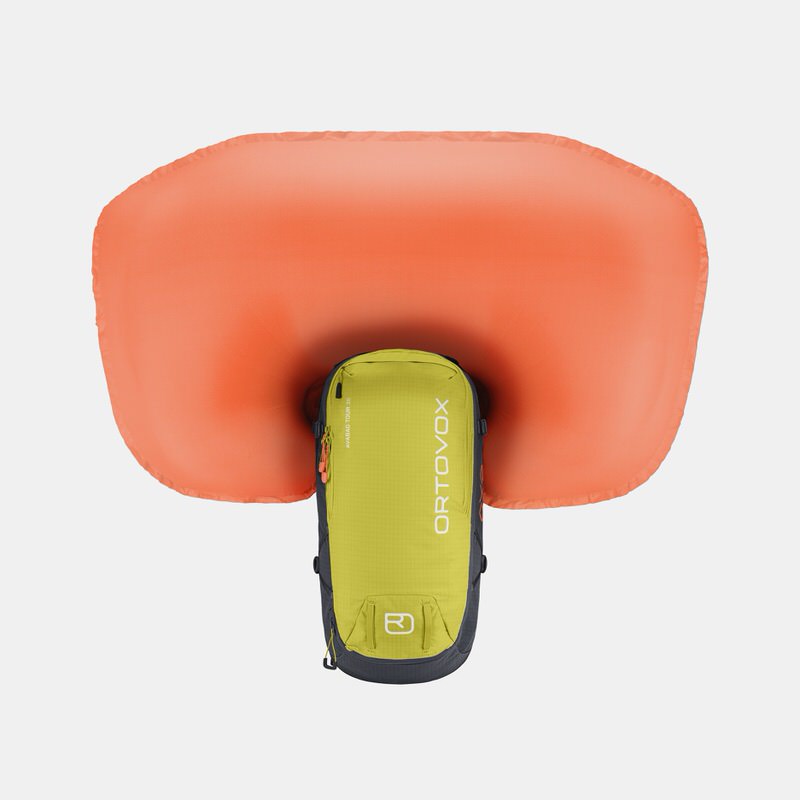 Ortovox Avabag Litric Rucksack Grün-grauer Ortovox Avabag Litric Rucksack mit orangefarbenem, aufgeblasenem Airbag auf weißem Hintergrund.