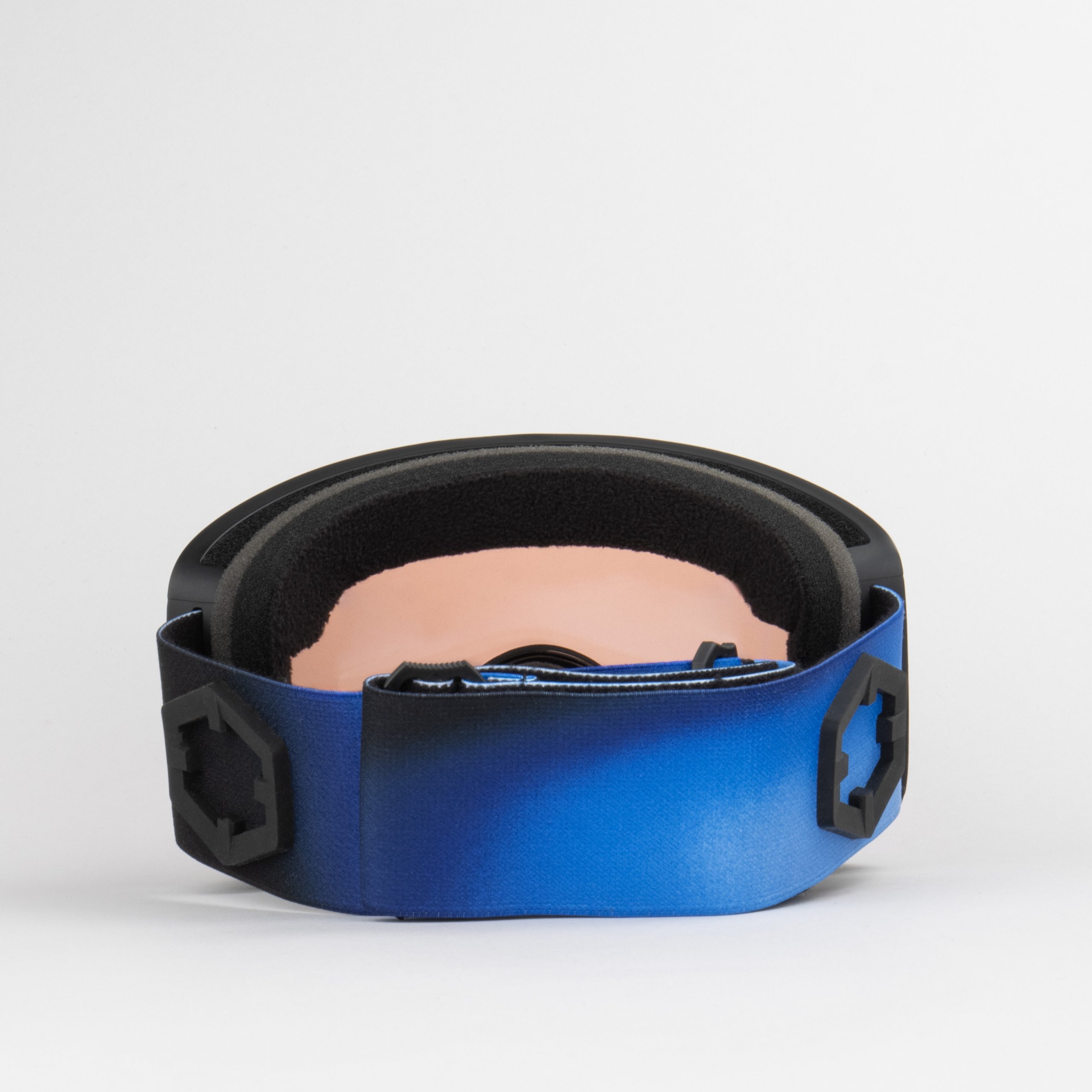 Nahaufnahme der Outof Electra 2 Skibrille; blaues Band und schwarzer Rahmen mit Irid Blue Linse.