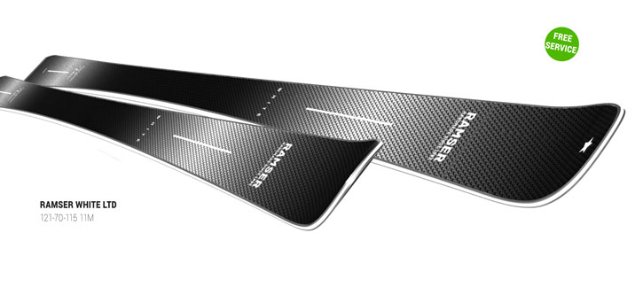 Zwei Ramser White LTD Ski liegen übereinander, mit schwarzem Karbonmuster und weißer Beschriftung, Freeservice Aufkleber.