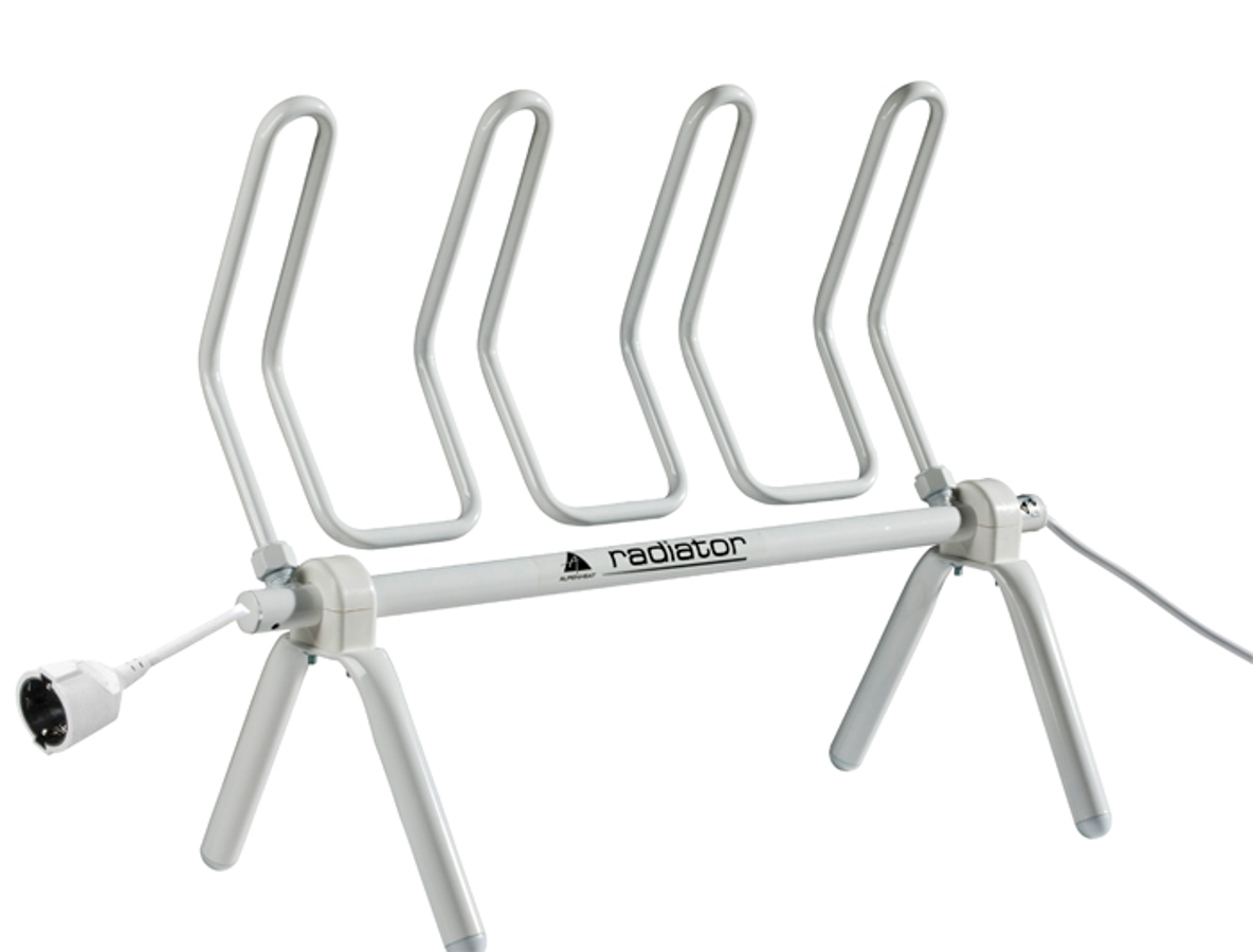 Weißer Alpenheat Radiator AD8-S Schuhtrockner mit vier Trockenarmen, Stecker und Standfüßen vor weißem Hintergrund.