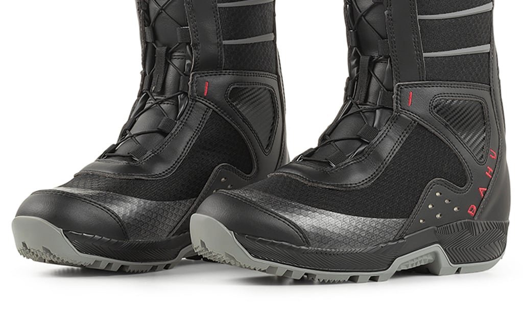 Dahu Ecorce Skischuhe 01X Zwei Dahu Ecorce 01X Skischuhe in Schwarz-Rot, von vorne, Details wie Schnürung und Sohle sichtbar.