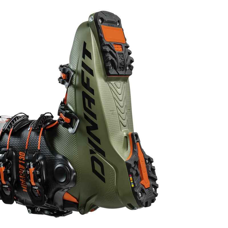 Dynafit Tigard Skischuh Nahaufnahme eines Dynafit Tigard Alpine Tech Unisex Tourenskischuhs, der Ferse mit Dynafit Logo und orangefarbenen Details.