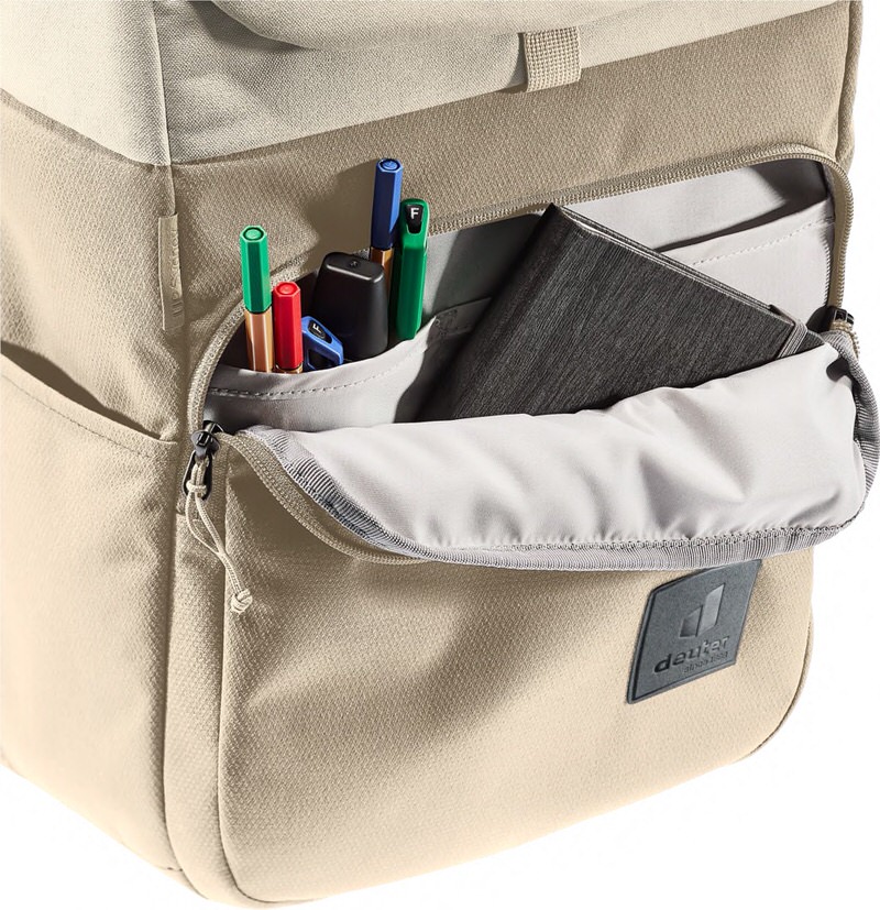 Sand-Bone UP Sydney Rucksack Detailansicht des Sand-Bone UP Sydney Rucksacks mit offenem Fach. Stifte, Notizbuch und Reißverschluss sichtbar.