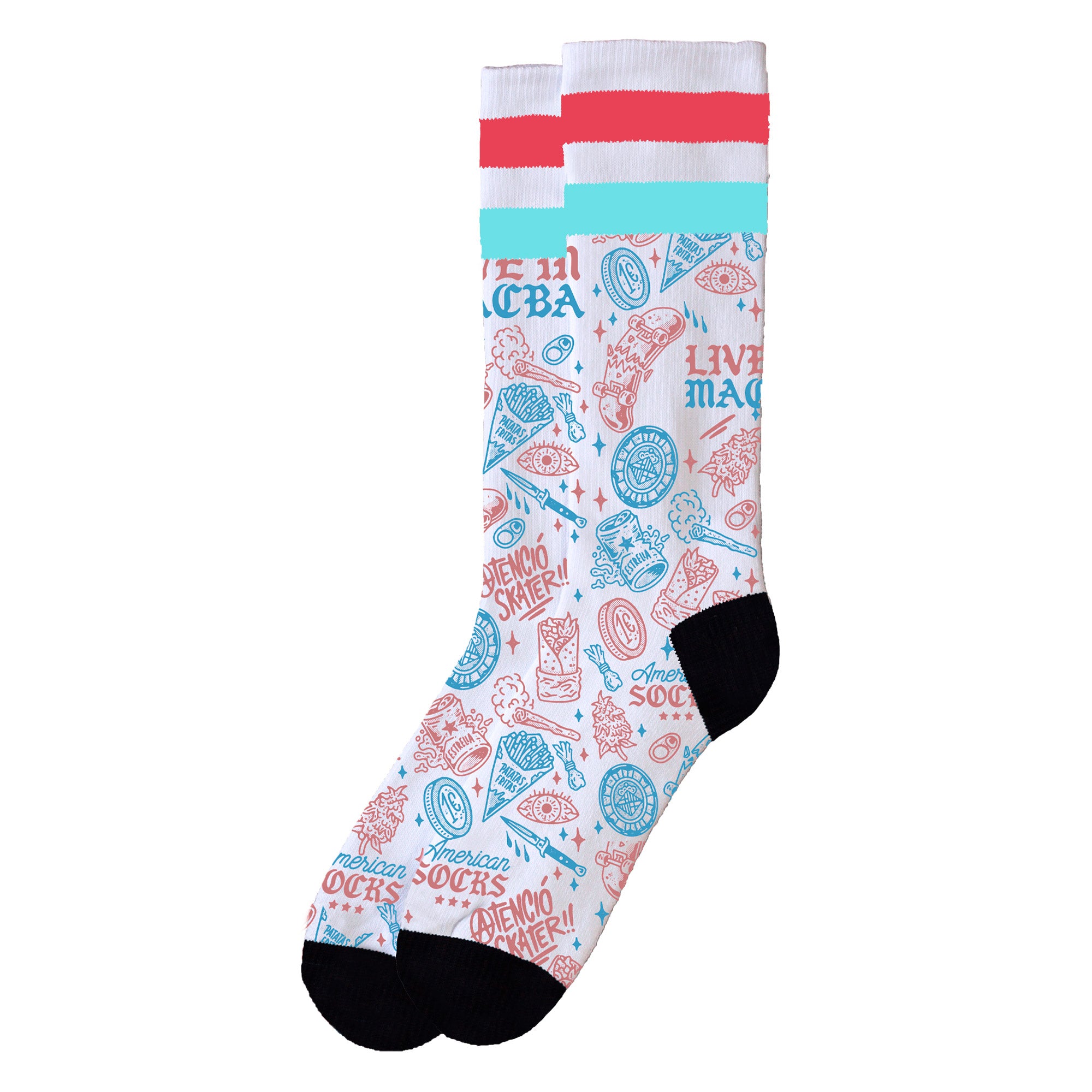Chaussettes de skate blanc/rouge/bleu Chaussette de skate blanche avec une bande rouge et bleue et des motifs de skateboard, comme des frites, des skates et des inscriptions. Talon et orteils noirs.