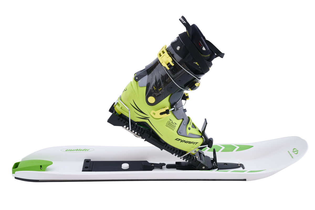 Crossblades Hardboot: Gelber Skischuh ist auf weisse Crossblade montiert.