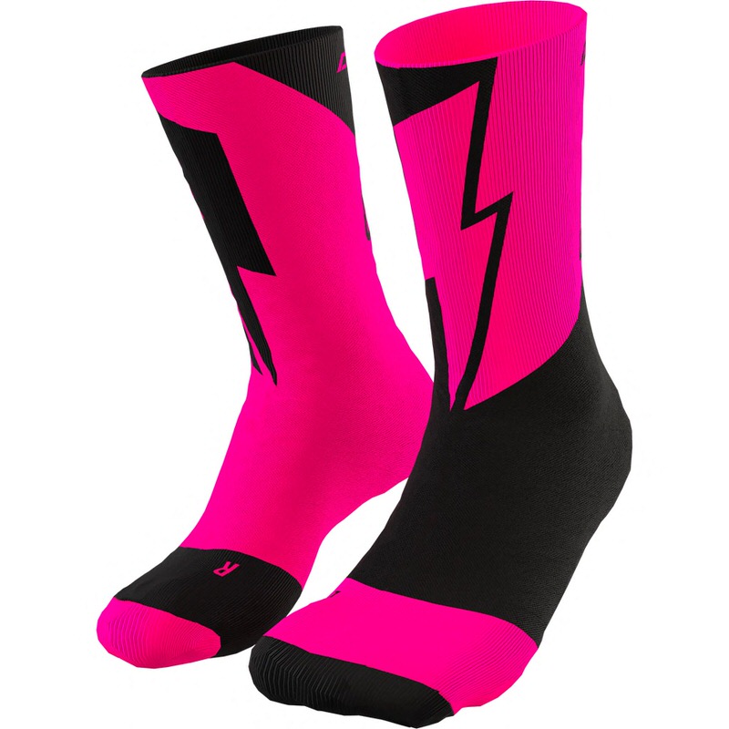 Zwei pink-schwarze Dynafit Socken mit Blitzmuster, von schräg unten aufgenommen.