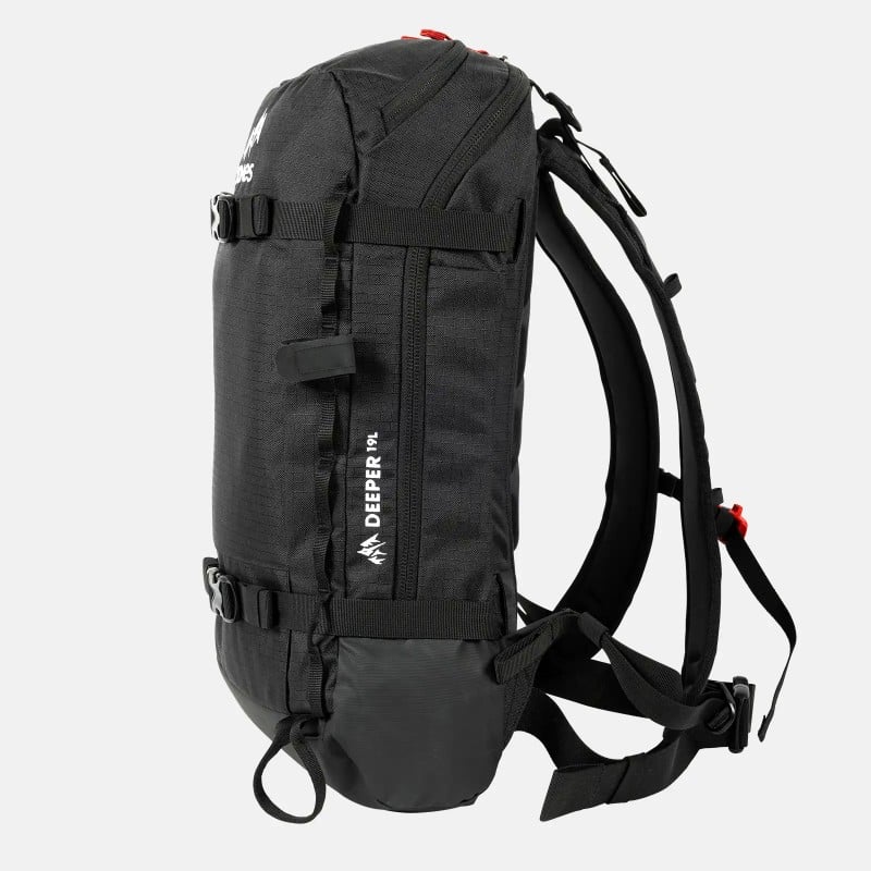 Sac à dos noir Deeper 19L Sac à dos noir Jones Deeper 19L vu de côté, avec bretelles et sangles de transport. Sur le côté, on peut voir l'inscription "Deeper 19L".