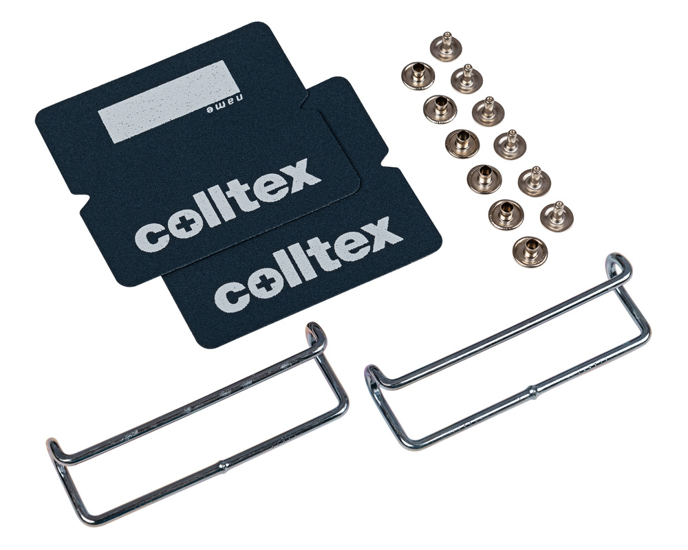 Colltex Skin Tips Zubehör: Zwei Fellbügel, zwei Spitzenkappen mit Colltex-Logo und silberne Nieten für die Montage.