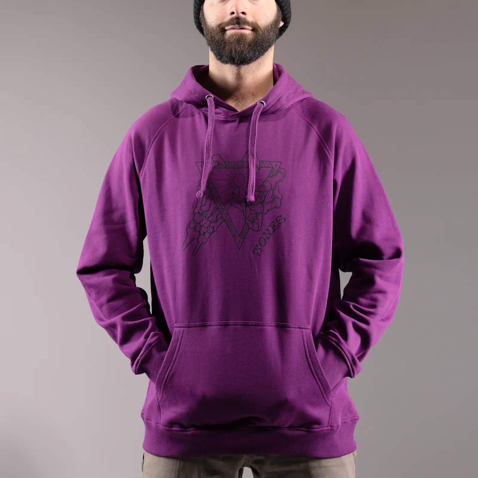 Lila Jones Hoodie Lila Jones Tweaker Organic Cotton Hoodie mit Kapuze und Kängurutasche. Aufdruck mit Dreieck, Sonne und Schriftzug.