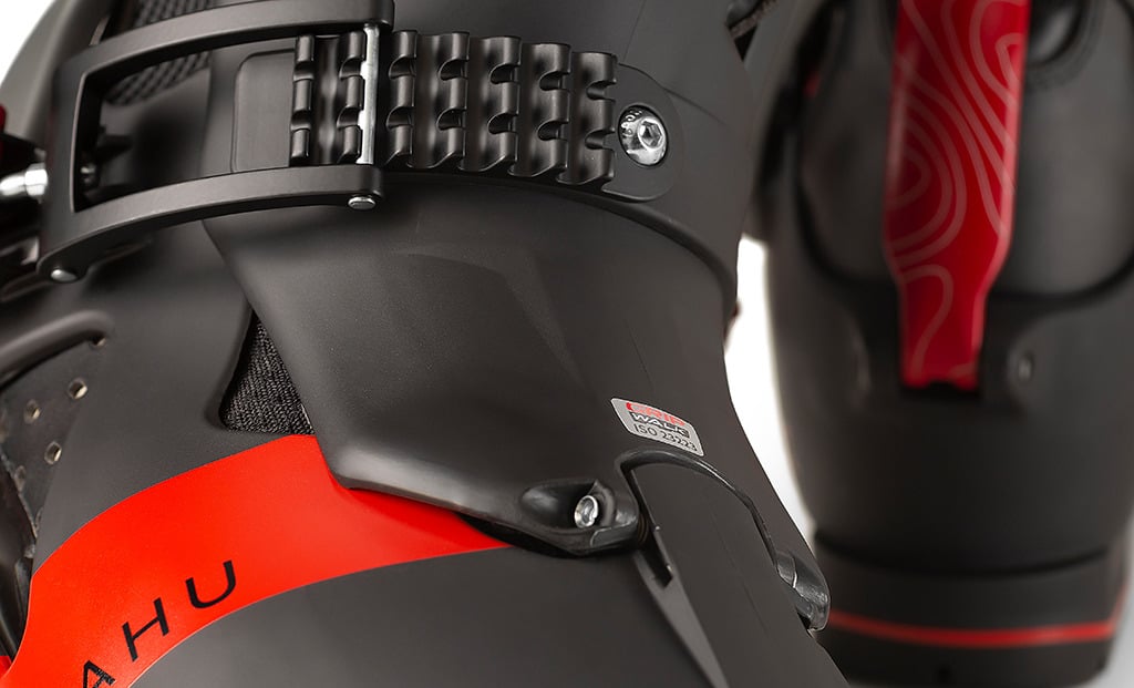 Dahu Ecorce Skischuh Detailaufnahme Dahu Ecorce 01X Skischuh in Schwarz-Rot mit Schnalle und rotem Akzentstreifen.