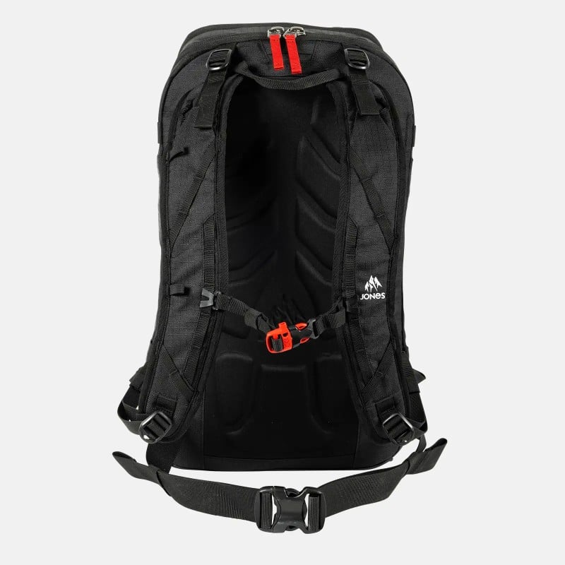 Sac à dos noir Jones Sac à dos noir Jones Deeper 19L, vue arrière avec bretelles, sangle de poitrine et de hanche avec accents rouges, logo au milieu du dos.