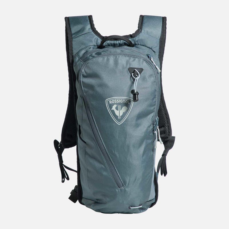 Blauer Trinkrucksack 8L Blauer Rossignol Escaper Active 8L Trinkrucksack, Frontansicht mit Logo und Reißverschlüssen.